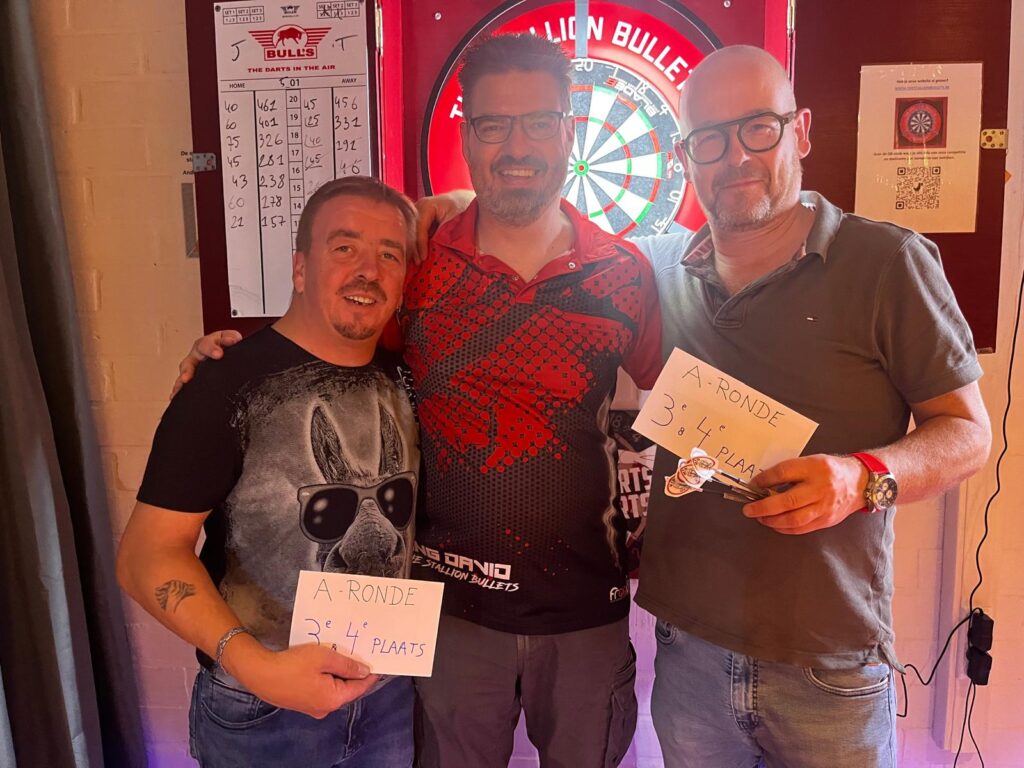 Halve finalisten Jhony Verdonck en Alain Vanwelckenhuysen in de A-ronde tijdens 'The End of summerblues' dartstornooi in café Sekuurne Balegem