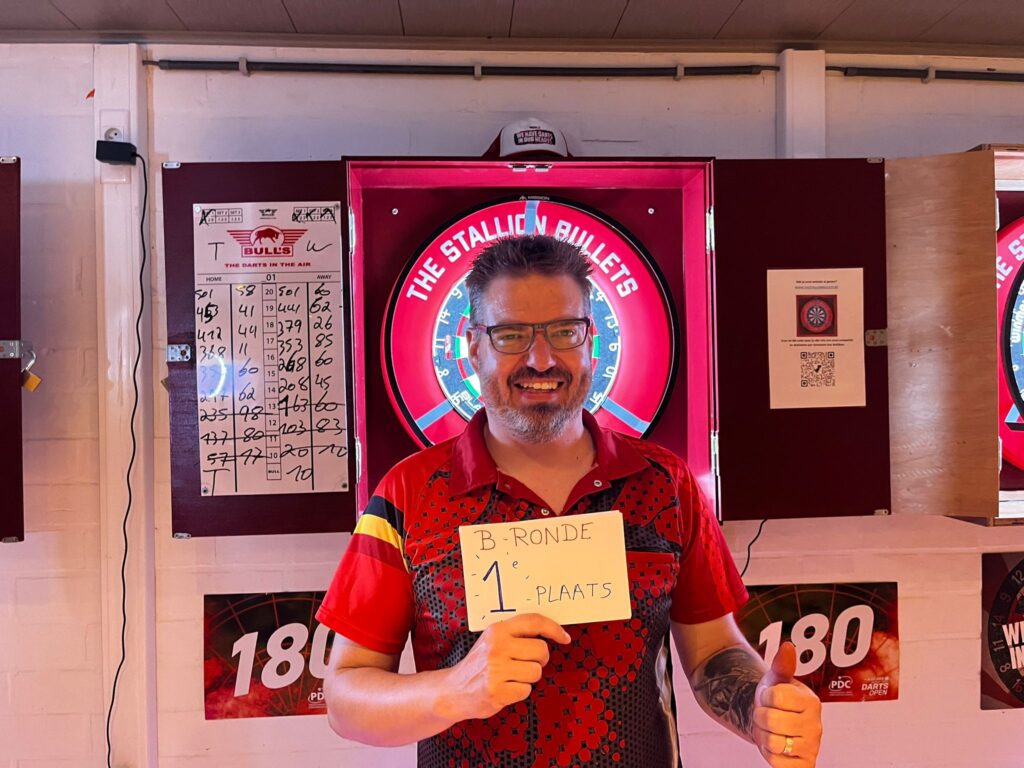 Winaar David Van de Mergel van de B-finale tijdens 'The End of summerblues' dartstornooi in café Sekuurne te Balegem-Oosterzele