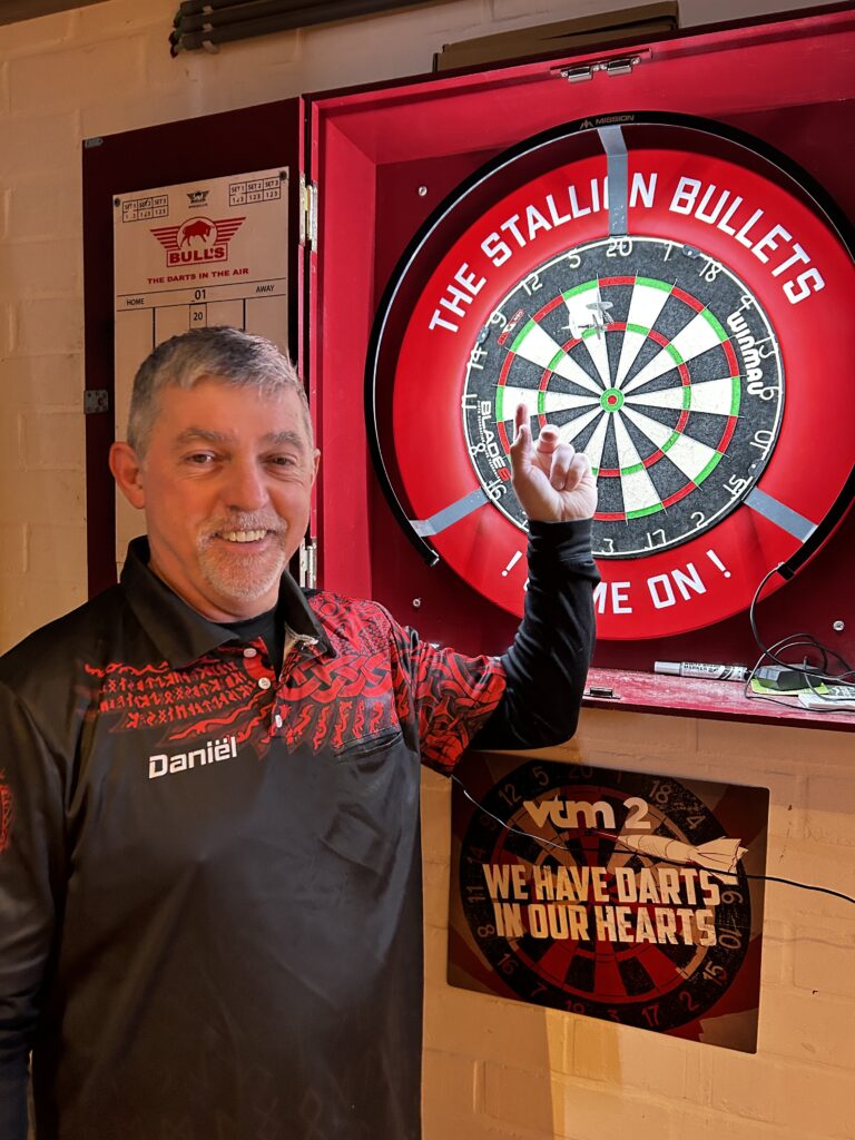 Daniël De Winter met eerste 180-worp van 2026 bij dartsclub The Stallion Bullets in Balegem