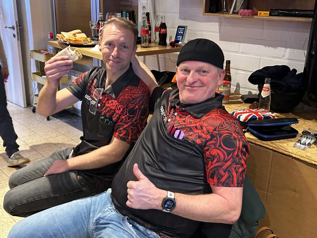 Kristof Baele en Patrick Monie bij dartsclub The Stallion Bullets in Balegem
