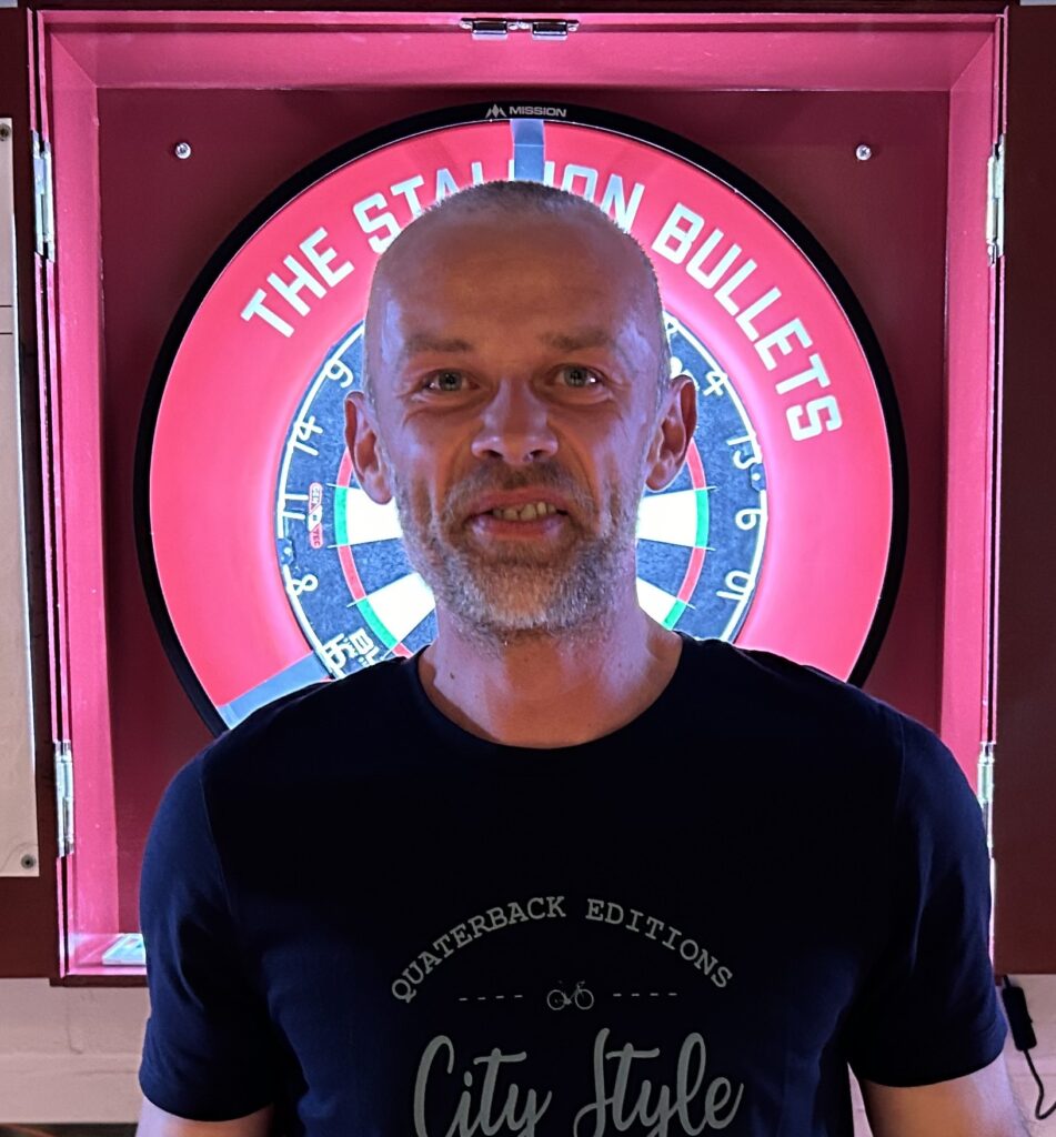 Wesley Ghislain de leider van het algemeen klassement na speeldag 1 van dartsclub The Stallion Bullets seizoen 2026-2027